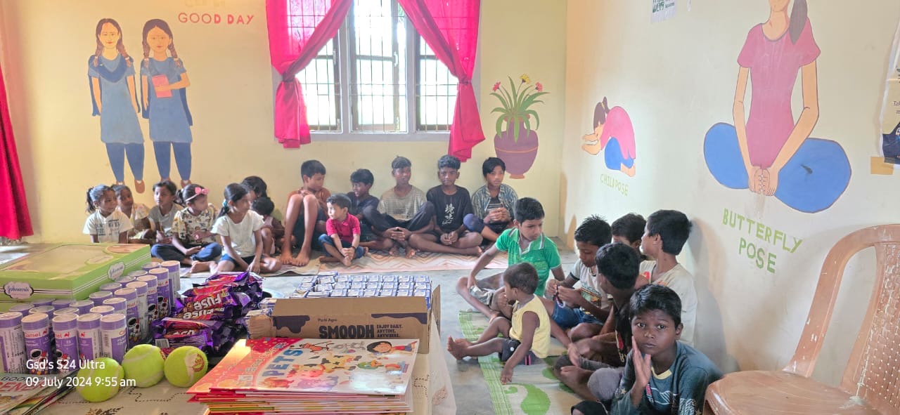 Read more about the article Distribution of stationaries to children in flood relief camp