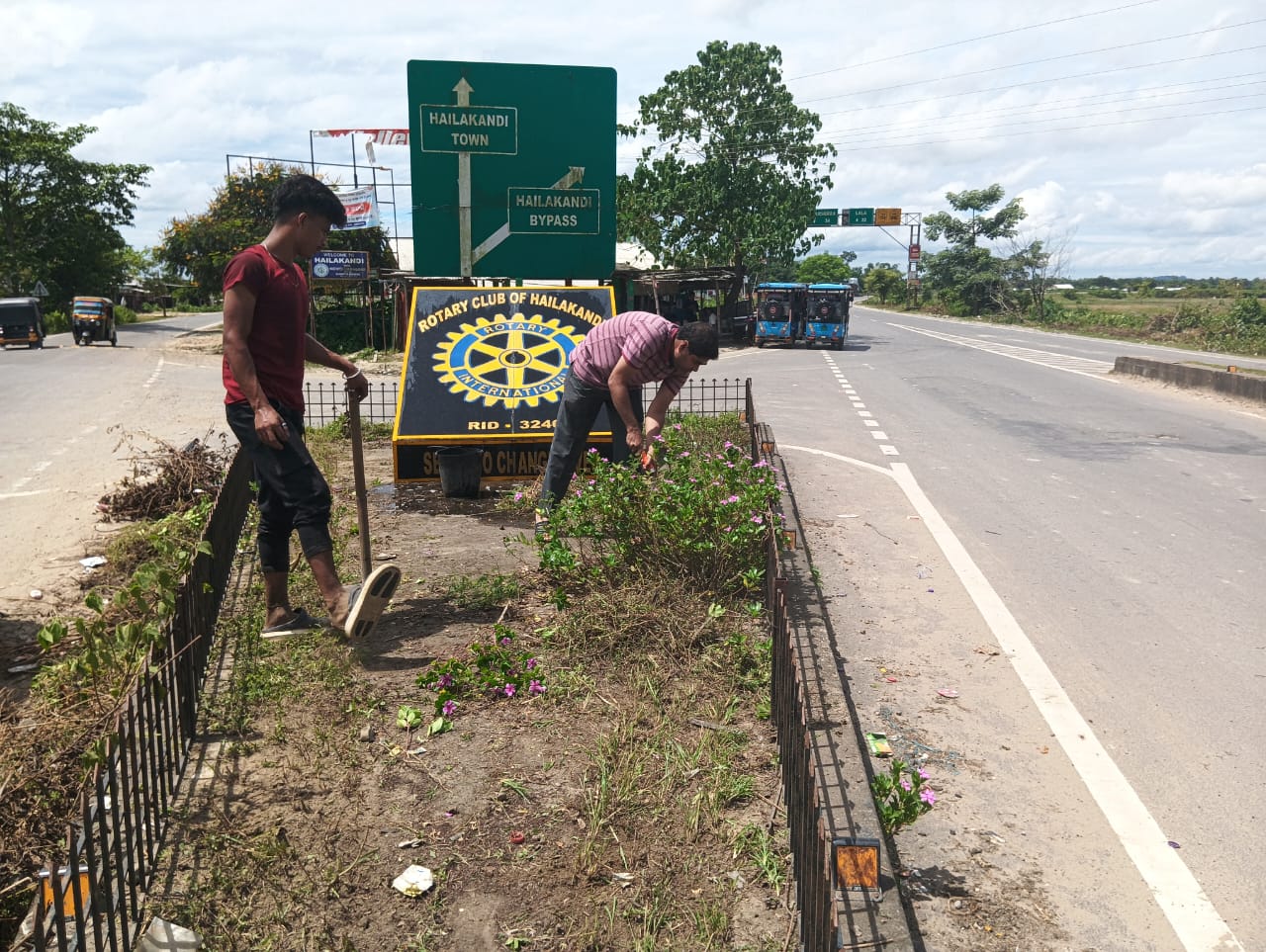 Read more about the article CLEANLINESS DRIVE AT ROTARY TRIANGLE