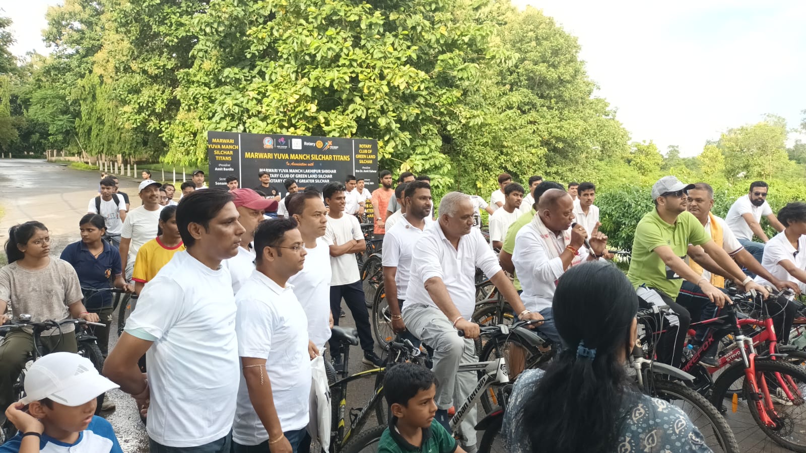 Read more about the article On the occasion of Sports day,Marwari Yubo Monch Titans in association with RC GREATER SILCHAR and RC Greenland organised a CYCLOTHON from NIT ,Silchar to SMCH