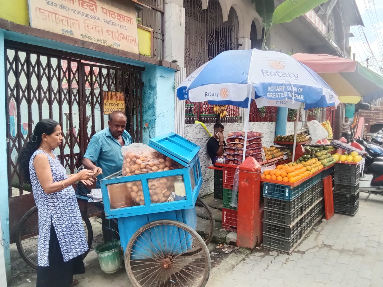 Read more about the article Distribution of Umbrella with Rotary Logo to Street Hawkers